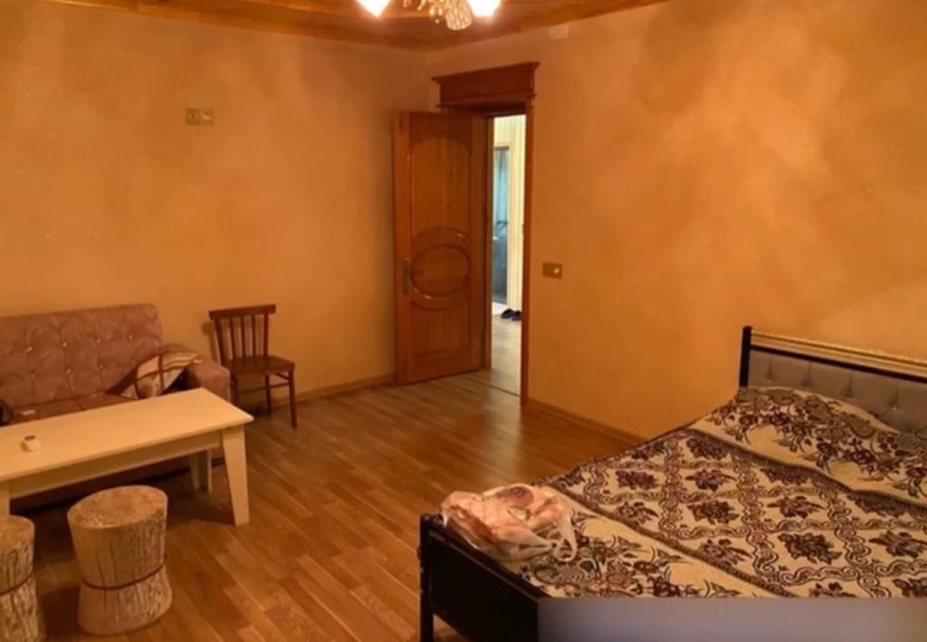 1 dormitorio con cama, sofá y mesa en Astara və Lənkəran da günlük kirayə evlər və villalar en Azerbaydzhanskaya Astara