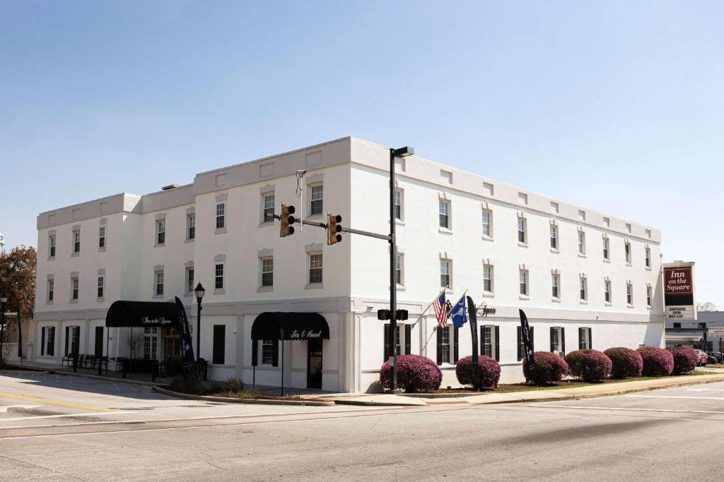 un edificio blanco en la esquina de una calle en Inn on the Square, an Ascend Collection Hotel, en Greenwood