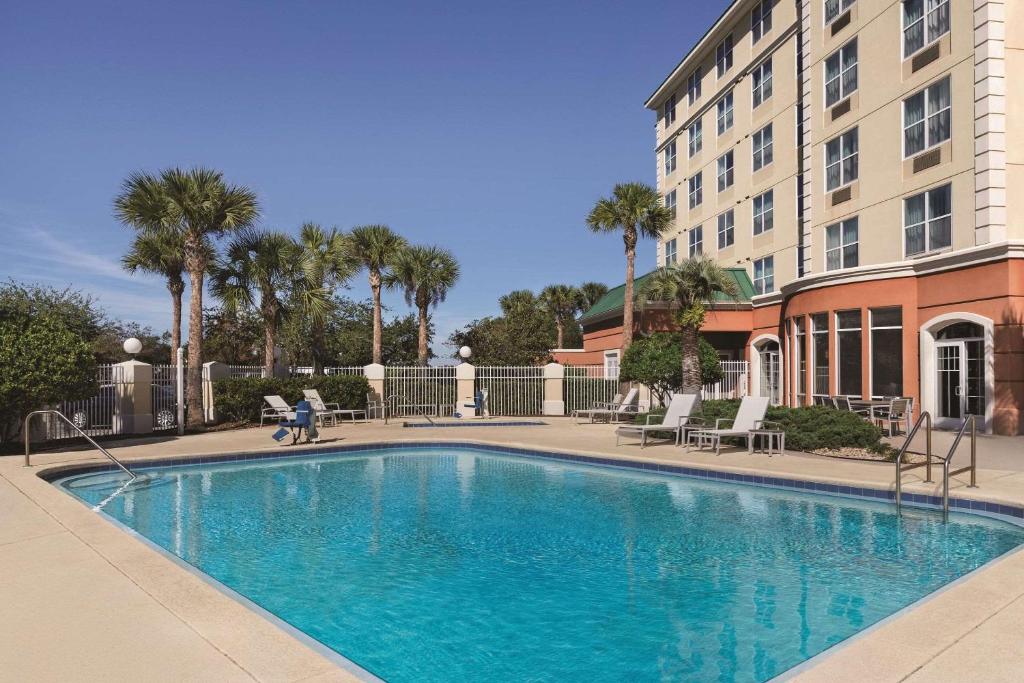 una grande piscina di fronte a un edificio di Country Inn & Suites by Radisson, Orlando Airport, FL a Orlando