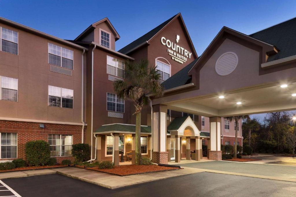 una vista frontal de un hotel con un edificio en Country Inn & Suites by Radisson, Brunswick I-95, GA en Brunswick