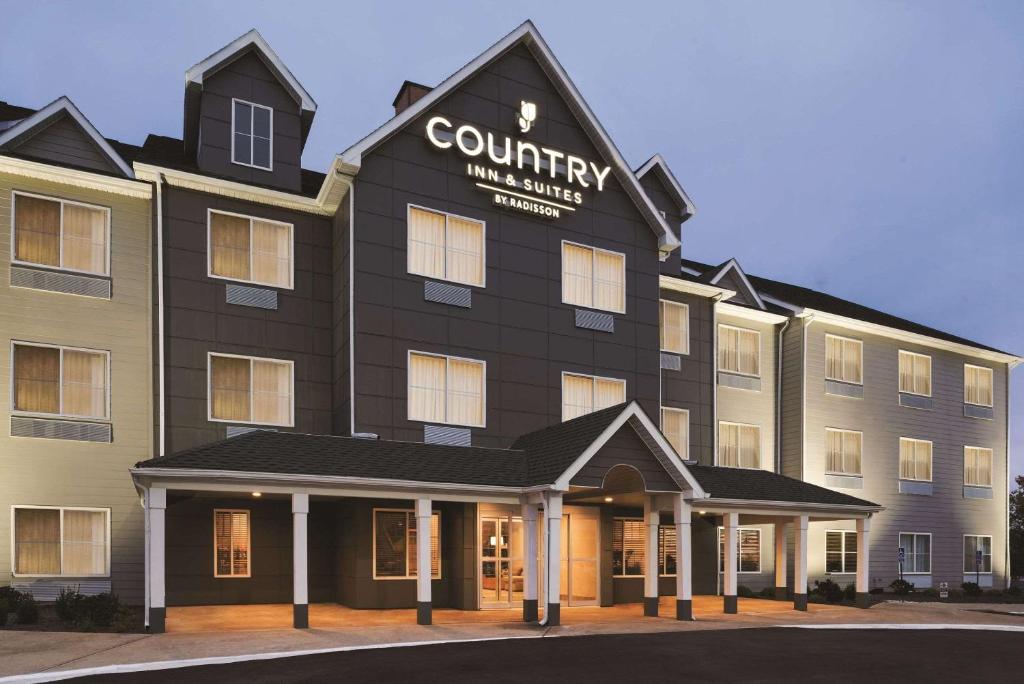 ein Hotel mit einem Gebäude in der Unterkunft Country Inn & Suites by Radisson, Indianapolis South, IN in Indianapolis