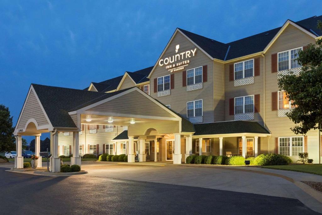 a building with a country inn and suites at Country Inn & Suites by Radisson, Salina, KS in Salina