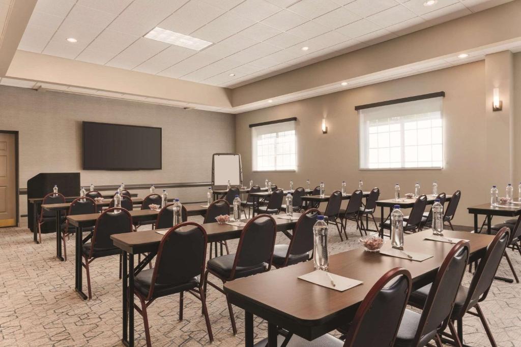 Country Inn & Suites by Radisson, Grand Rapids East, MI photo
