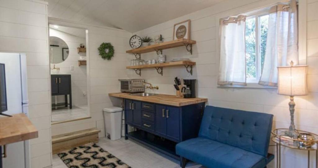 cocina con silla azul y fregadero en Columbus First Tiny House Amenities & Charm en Columbus