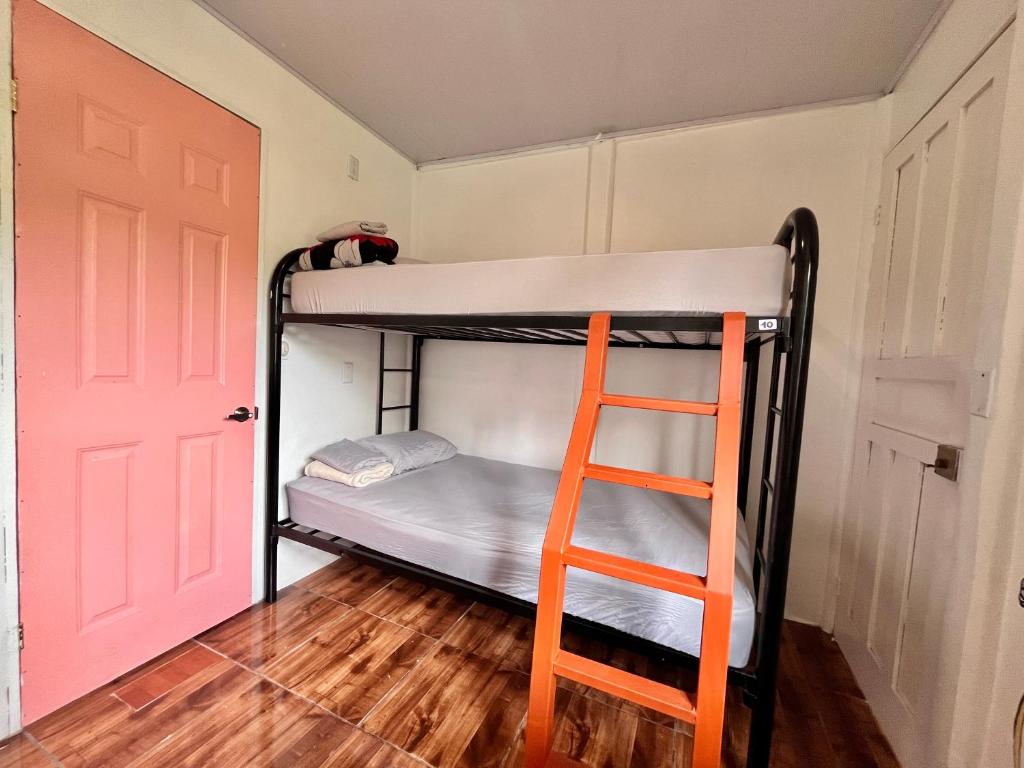 Кровать или кровати в номере La Tribu Boutique Hostel for women
