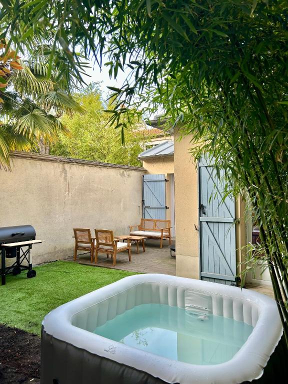 une baignoire assise dans l'herbe dans une cour dans l'établissement Home Sweet Home Puteaux, à Puteaux