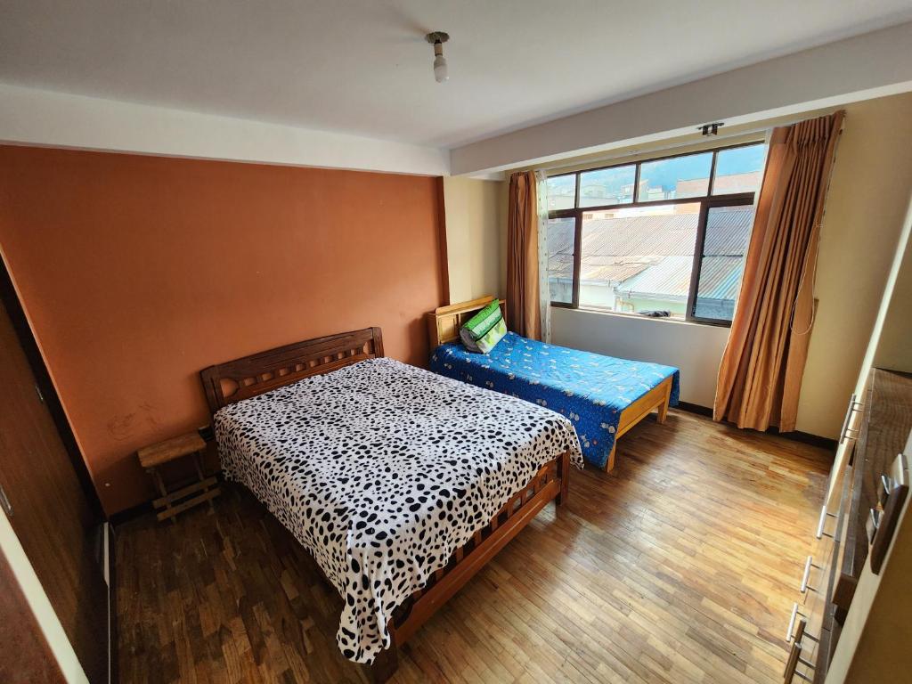 1 dormitorio con cama y ventana en Hospedaje Chavez, en La Paz