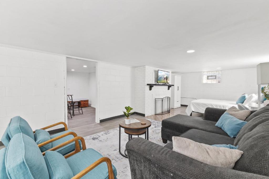 un soggiorno con 2 divani e un letto di Cozy Speedway Basement a Indianapolis