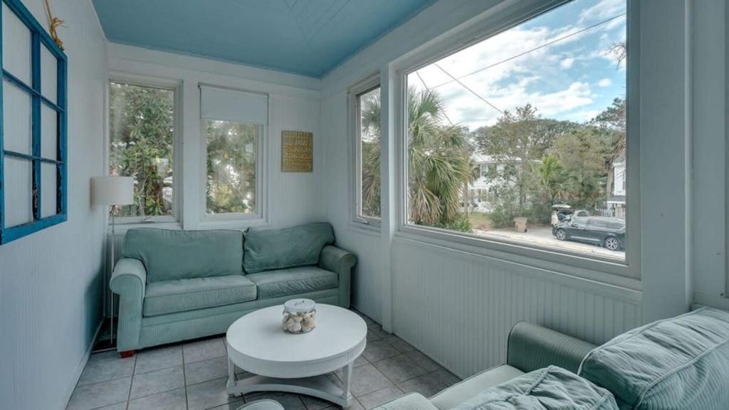 Fotografie z fotogalerie ubytování Flamingle in Fushia- Unit A- Steps to the Beach! v destinaci Tybee Island