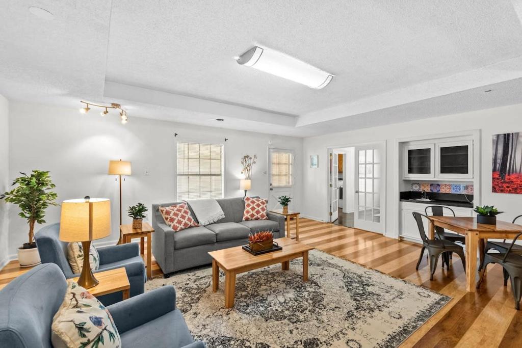 15 Min to LSU & Downtown Oak Hills Place Hideaway - Housity