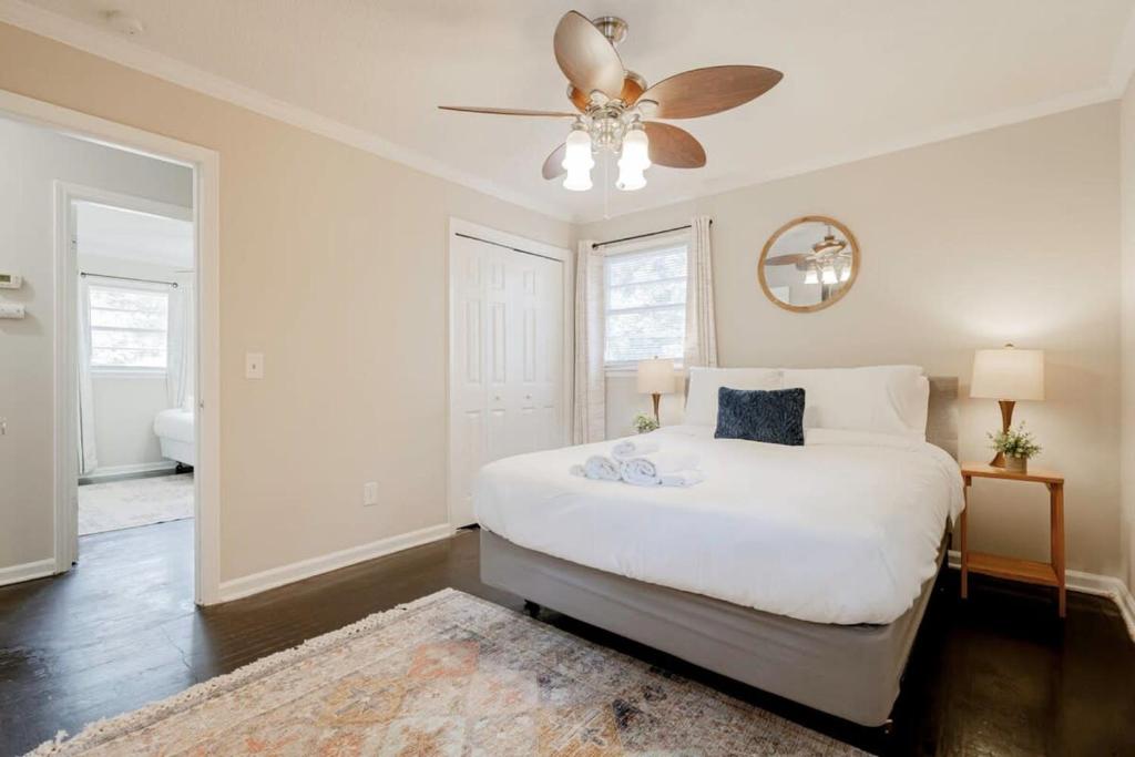 une chambre avec un lit blanc et un ventilateur de plafond dans l'établissement 10 Min from Downtown Columbia - The Ronnie Runner, à Columbia
