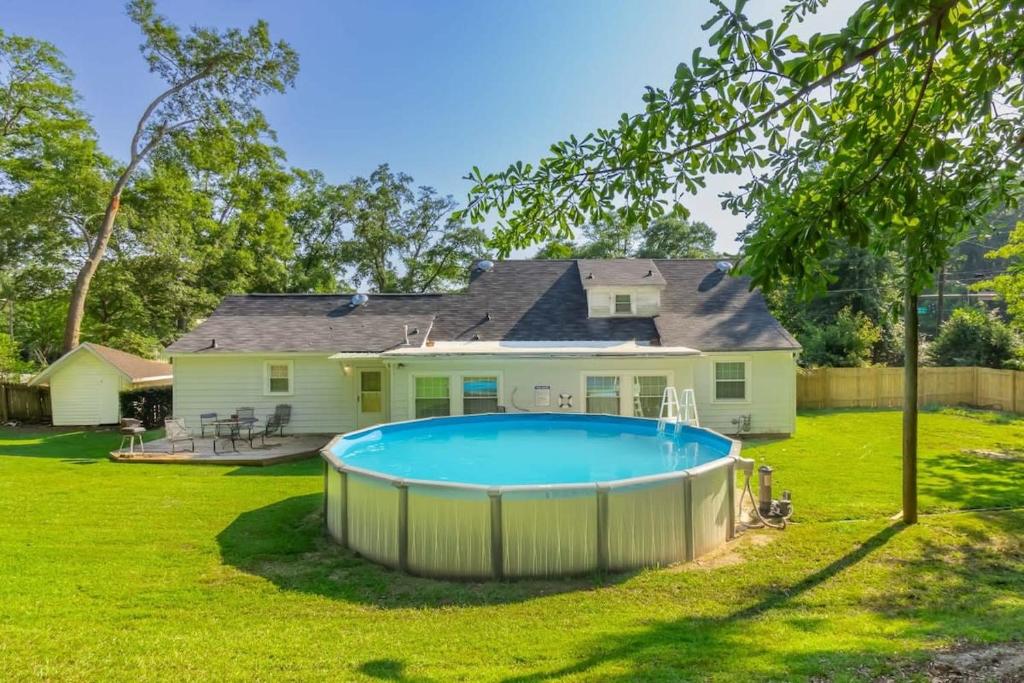 een huis met een zwembad in de tuin bij Near Downtown&Parks- The Cozy Guest Cottage in Columbus
