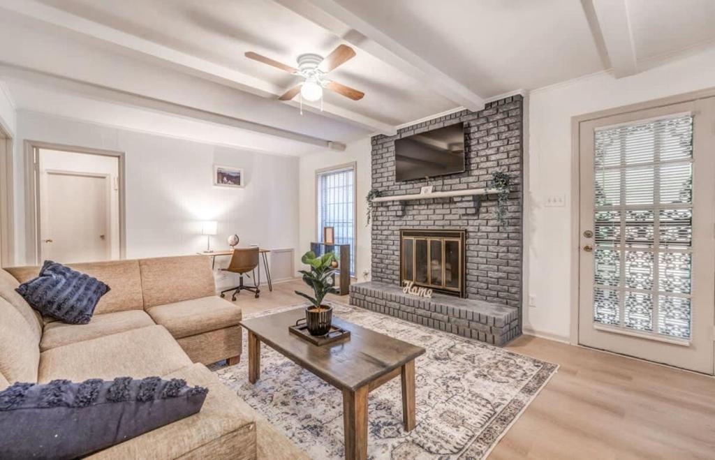 Posezení v ubytování 10 from U of Memphis & Airport- Pinecrest Perch