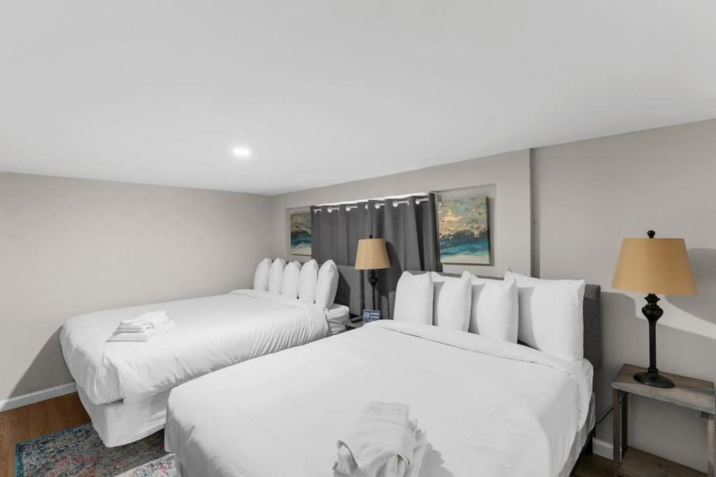 2 bedden in een hotelkamer met witte lakens bij Near Hospital & Dining- Beds on Broadmoor - Unit B in Birmingham