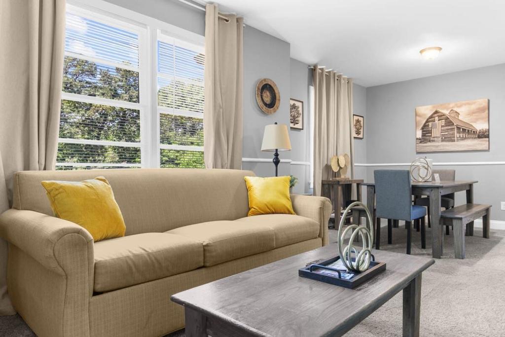 un soggiorno con un divano e un tavolo di Near Hospital&Dining-Beds on Broadmoor- Both Units a Birmingham