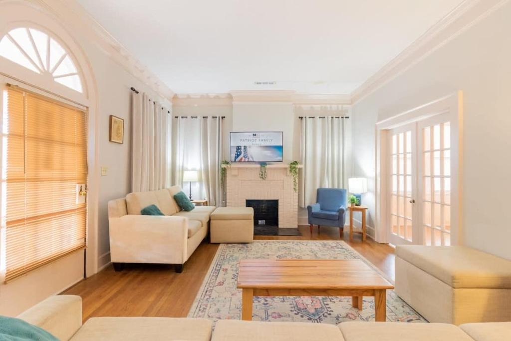 TV a/nebo společenská místnost v ubytování Midtown Magic- Main house- 10mins to Downtown