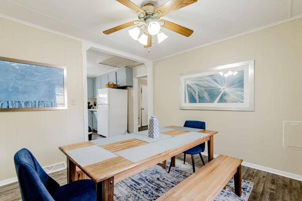 a dining room with a table and a ceiling fan at Adorable on Taylor-15 mins to Downtown--- Front Unit in Columbia