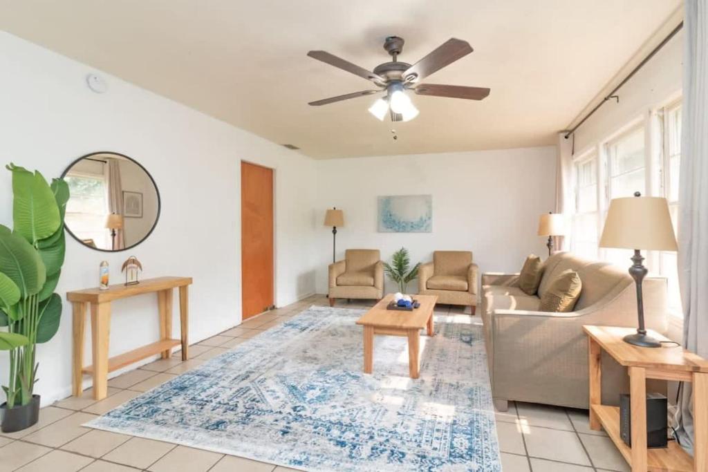 uma sala de estar com uma ventoinha de tecto e um sofá em Family-Friendly Near Benning The Crimson Ranch em Columbus