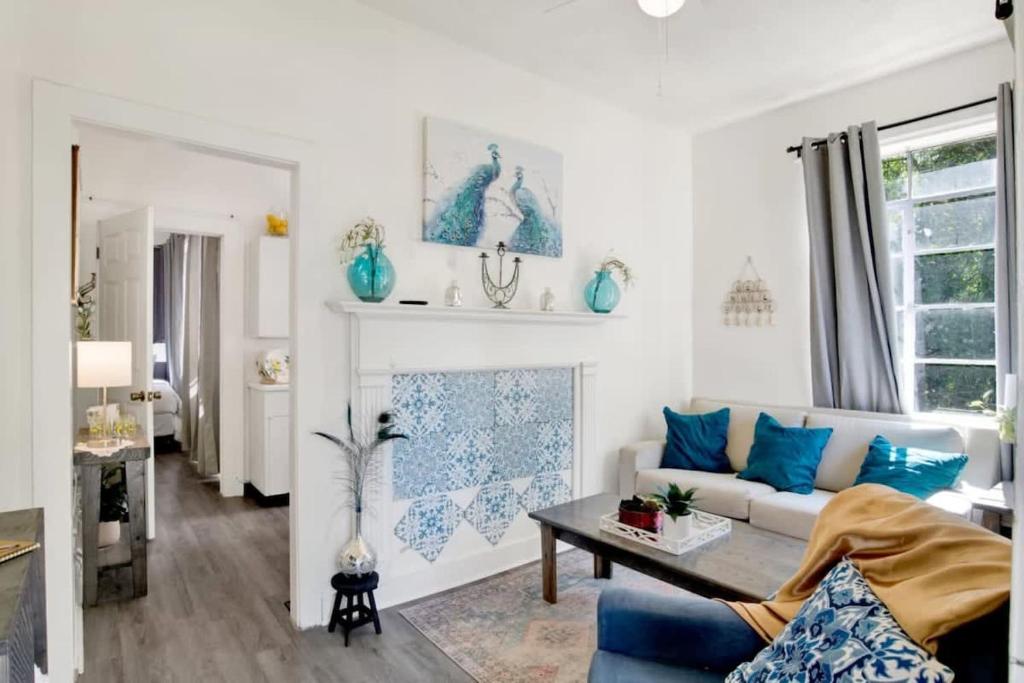 Posezení v ubytování Charming Midtown Apt - Hannon Hideaway Unit A