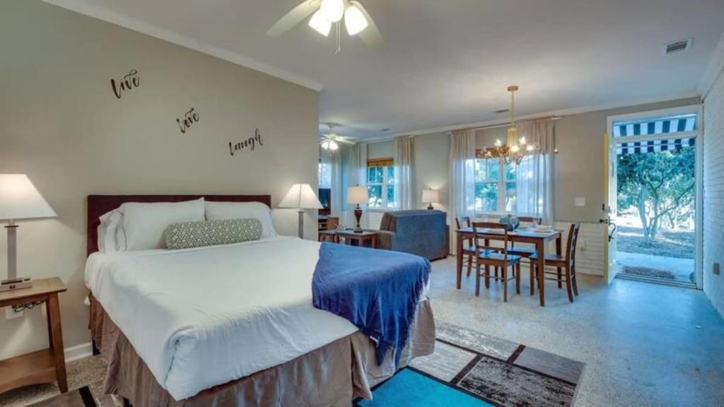 Studio with Gazebo-Swanky Savannah Style - Appartement