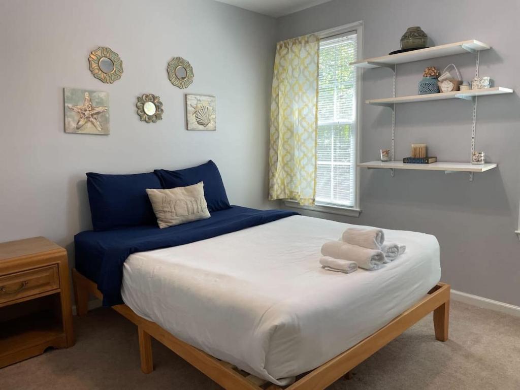 En eller flere senge i et værelse på The Bright Brick Beauty Great Back Deck & Yard