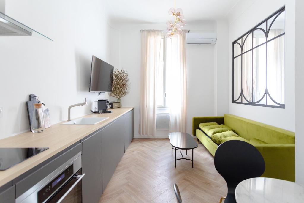 Η κουζίνα ή μικρή κουζίνα στο Suite avec baignoire Balnéo à 4min à pied du Vieux-Port