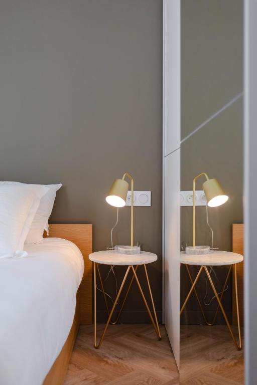 deux tables avec des lampes à côté d'un lit dans l'établissement Suite avec baignoire Balnéo à 4min à pied du Vieux-Port, à Marseille