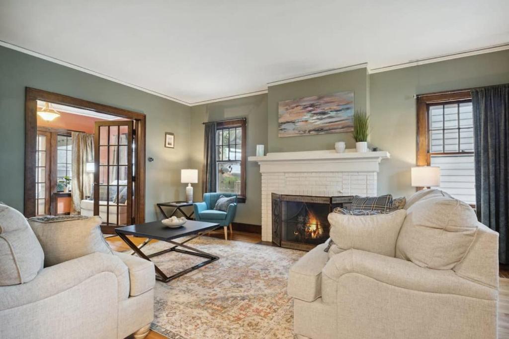 Walk to Notre Dame Harter Heights Hideaway, South Bend (updated prices