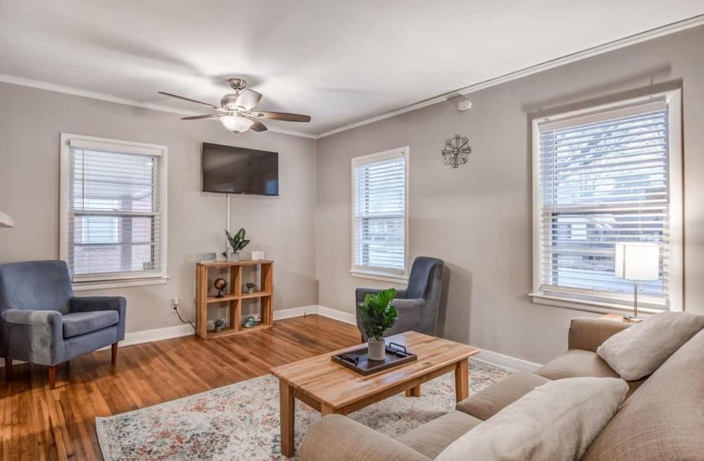 Colonial Acres Abode- East Memphis- 20 Mins to Downtown - Housity