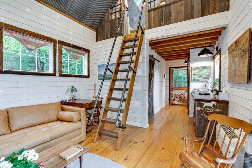 un soggiorno con scala in una casetta minuscola di Treetop Hideaways: The Redbud Treehouse a Chattanooga
