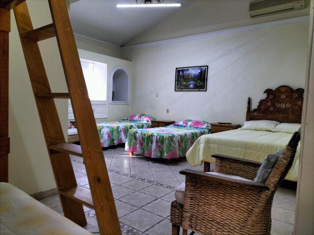 Zimmer mit 2 Betten und einer Leiter in der Unterkunft Hotel Teui Formarte Grupos in Celaya