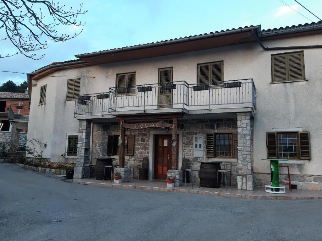 - un bâtiment avec 2 balcons sur le côté dans l'établissement Rooms with a parking space Jelovice, Central Istria - Sredisnja Istra - 22787, à Lanišće