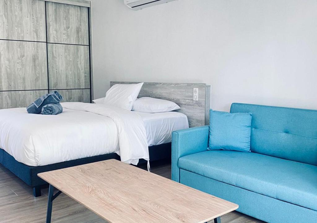 Zimmer mit einem Bett, einem Sofa und einem Tisch in der Unterkunft Mareta Lodge - Studio TORU 3 in Bora Bora