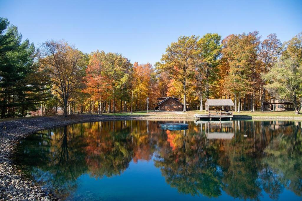einen Teich mit einem Pavillon und Herbstbäumen in der Unterkunft Sugar Creek Stay in Ada