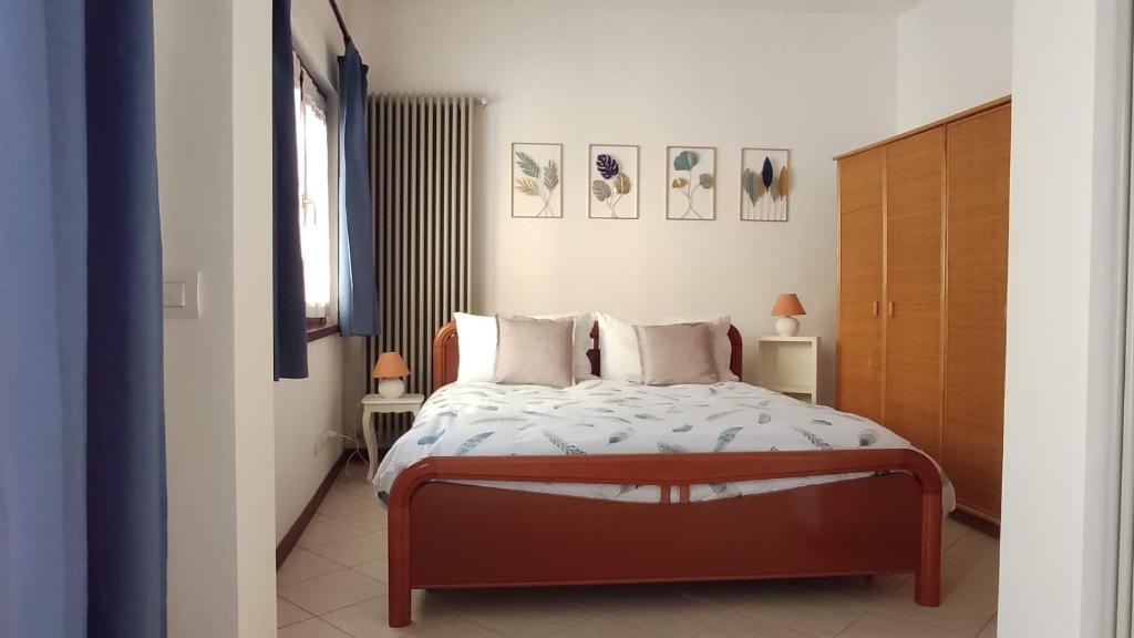 Il Cortiletto - Apartment في بيرغامو: غرفة نوم بسرير ونافذة