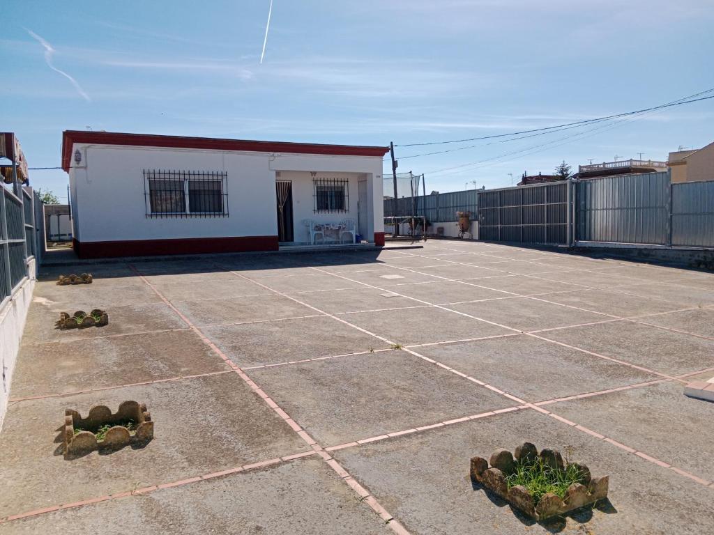 un patio con un pequeño edificio blanco en el fondo en La Casa de la Abuela Jesús, en Sanlúcar de Barrameda