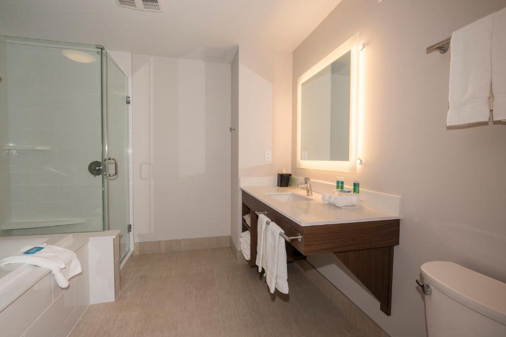 Holiday Inn Express & Suites Victoria-Colwood by IHG - Resim 30