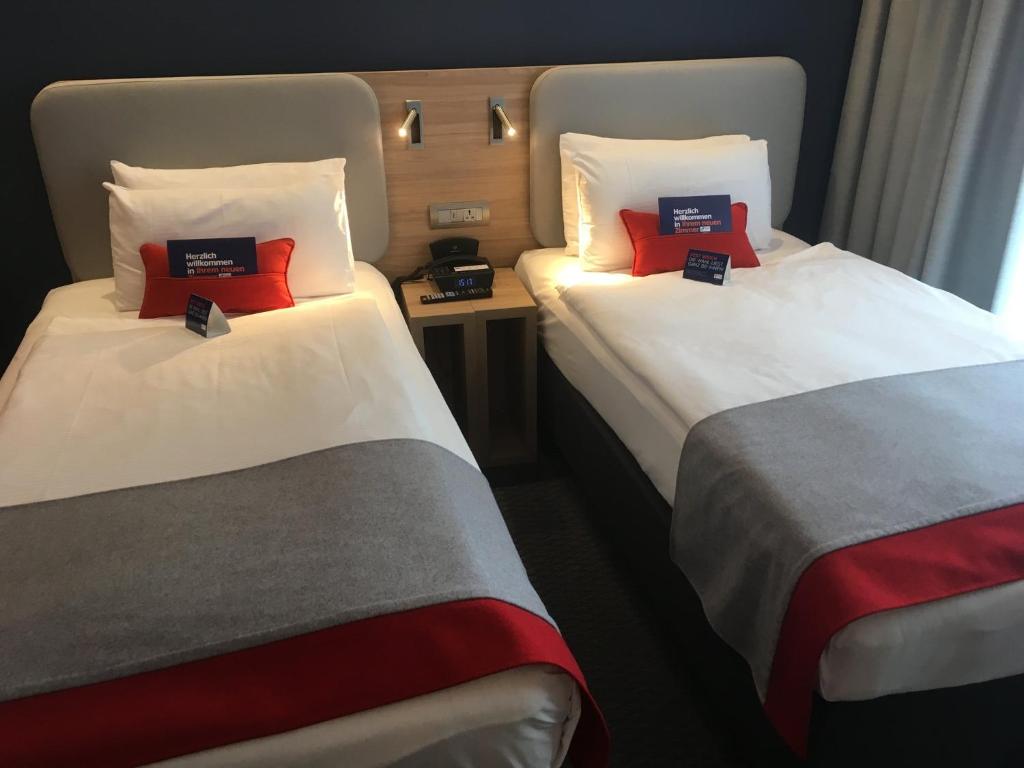 Postel nebo postele na pokoji v ubytování Holiday Inn Express Zürich Airport by IHG