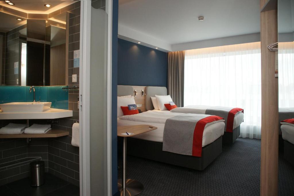Postel nebo postele na pokoji v ubytování Holiday Inn Express Zürich Airport by IHG