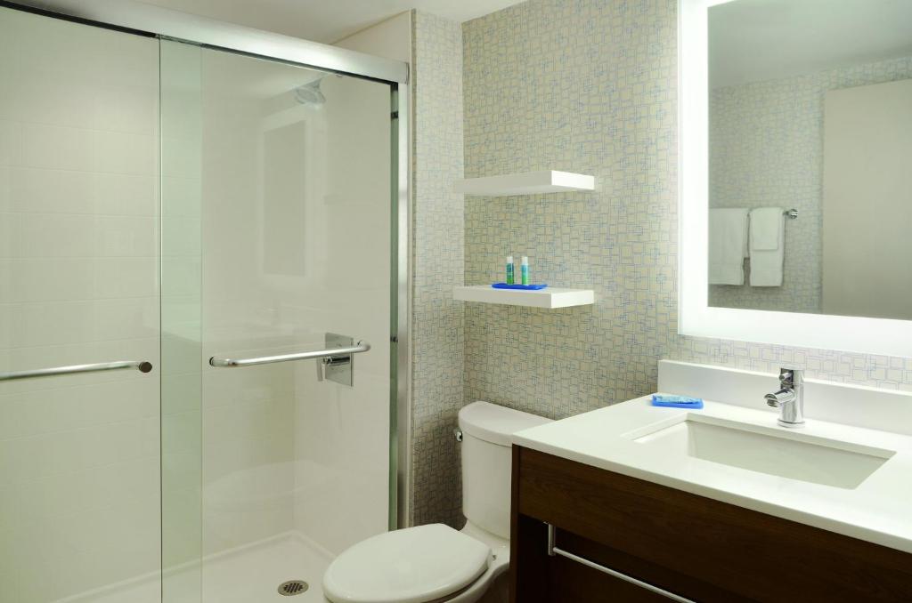 Un baño de Holiday Inn Express Toronto Downtown by IHG