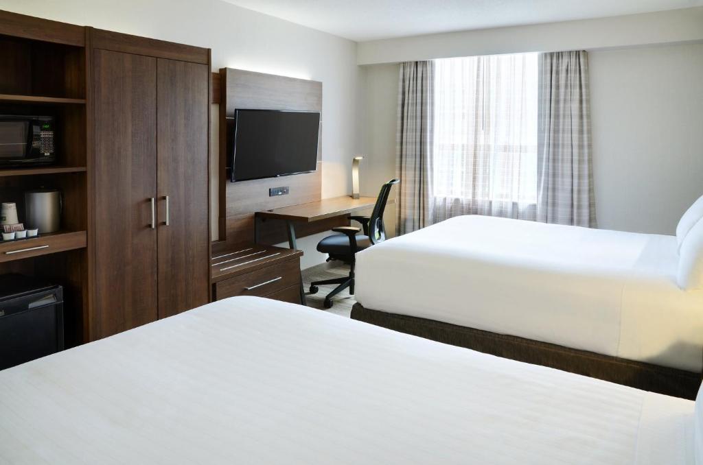 Una cama o camas en una habitación de Holiday Inn Express Toronto Downtown by IHG
