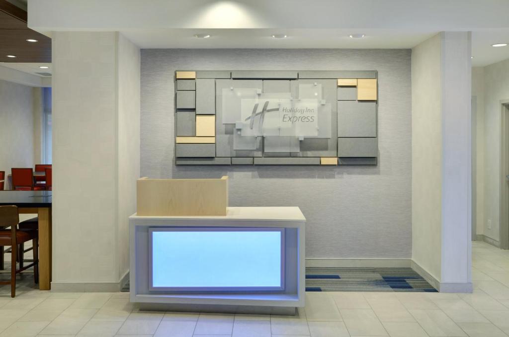 Una televisión o centro de entretenimiento en Holiday Inn Express Toronto Downtown by IHG