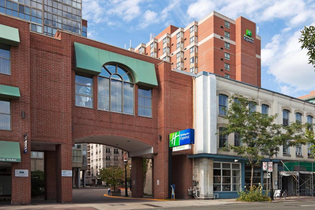 um edifício de tijolos vermelhos numa rua da cidade em Holiday Inn Express Toronto Downtown, an IHG Hotel em Toronto