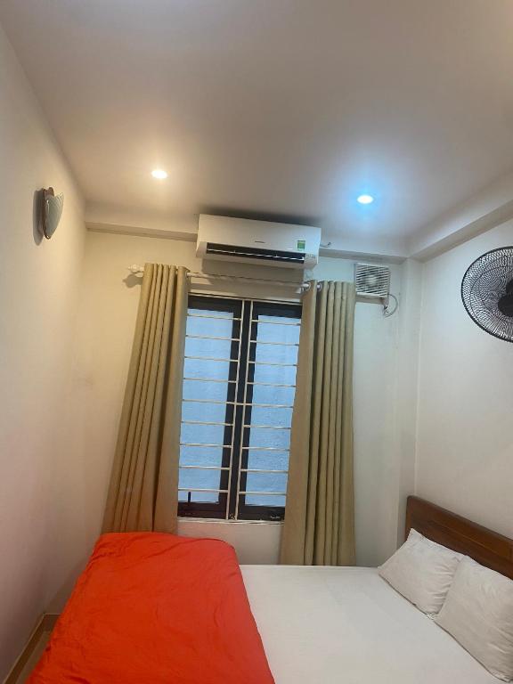 Postel nebo postele na pokoji v ubytování Nam Cường Motel - Phòng đơn có cửa sổ thoáng mát khép kín - Thang máy