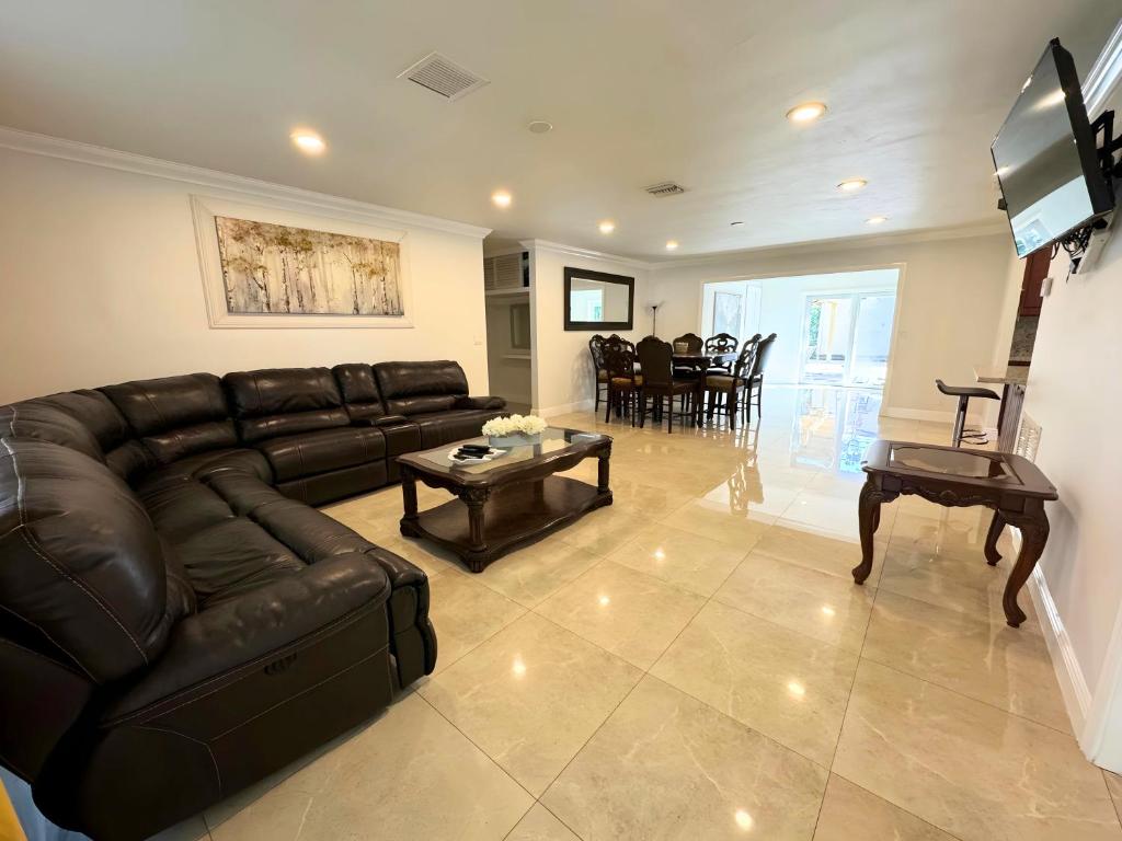 Χώρος καθιστικού στο Spacious 4/4 Home Central To All Attractions