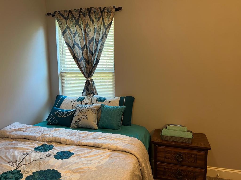 1 dormitorio con cama y ventana en Lucky home, en Raleigh