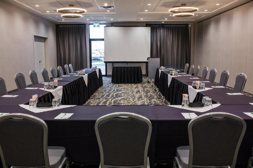 Holiday Inn Hotel & Suites Calgary South - Conference Ctr by IHG - Resim 31