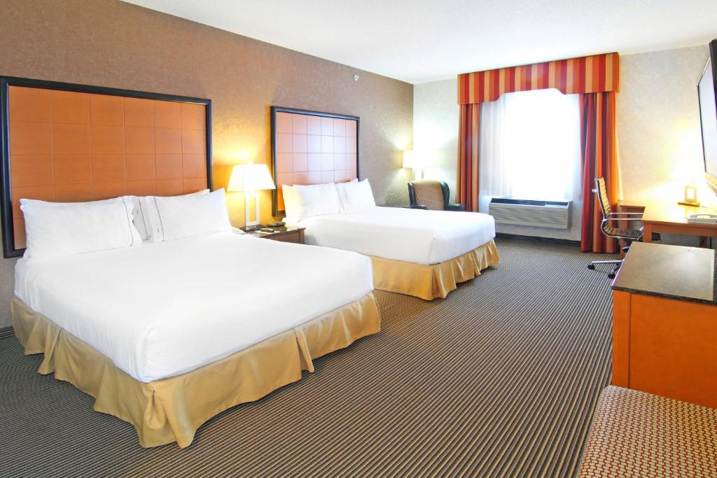 Postel nebo postele na pokoji v ubytování Holiday Inn Express Calgary South by IHG
