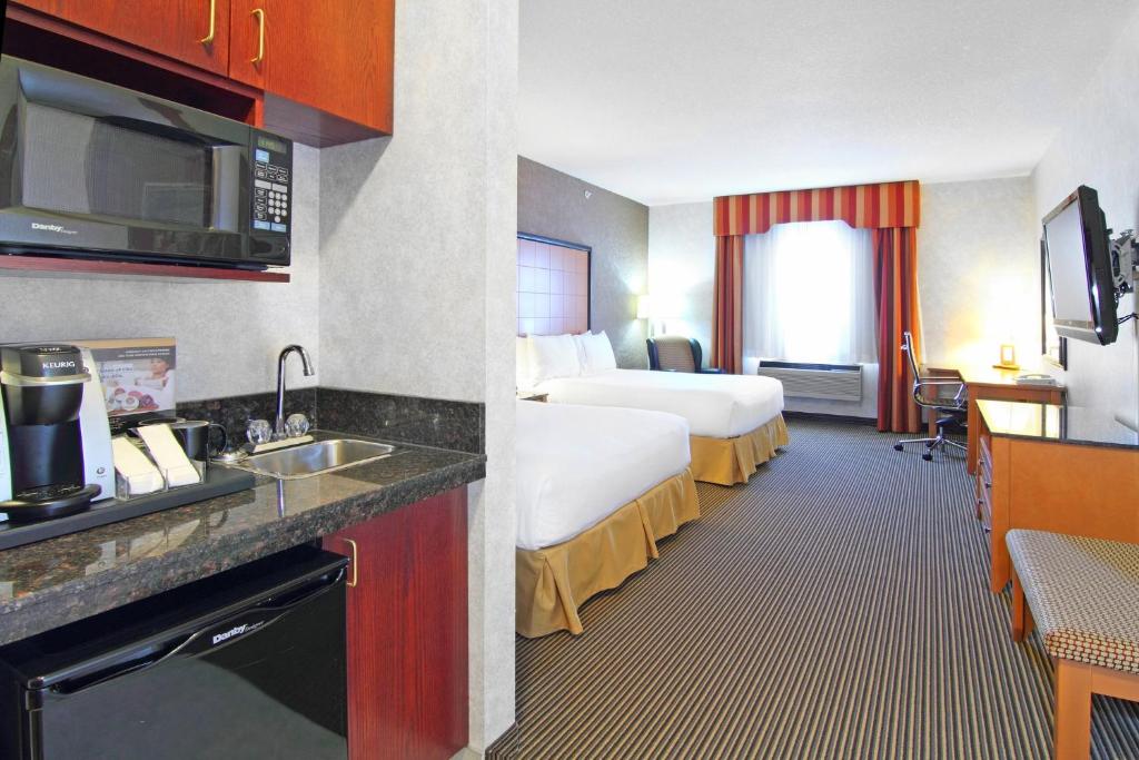 Kuchyň nebo kuchyňský kout v ubytování Holiday Inn Express Calgary South by IHG