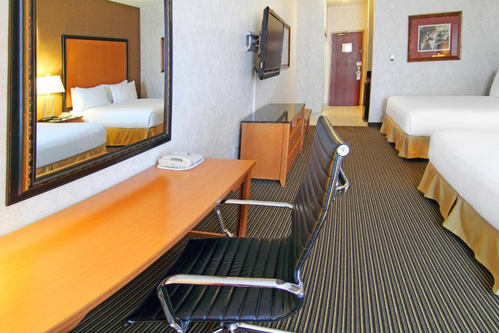 Postel nebo postele na pokoji v ubytování Holiday Inn Express Calgary South by IHG